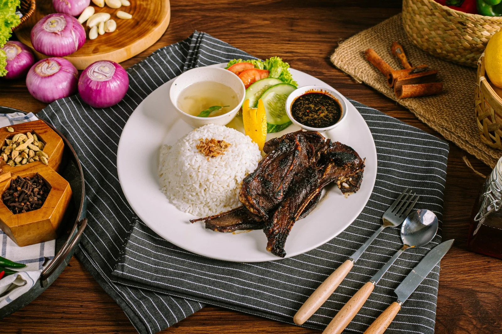 Nasi Kambing Mustawa dengan nasi putih, kambing bakar, sup dan sos